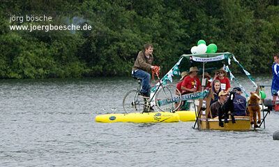 1. Bremer Badewannenregatta am Mahndorfer See – Foto 9