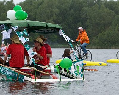 1. Bremer Badewannenregatta am Mahndorfer See – Foto 15