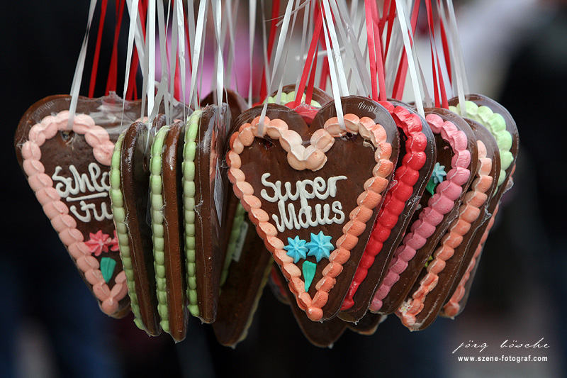 Bunte Lebkuchenherzen auf dem Bremer Freimarkt