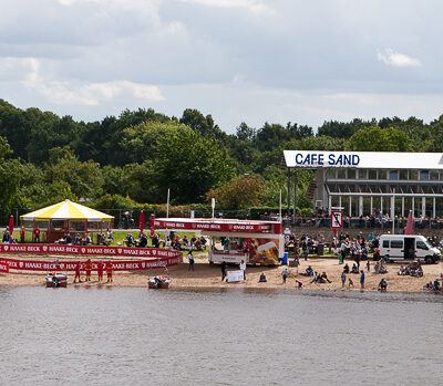 13. Haake Beck BadeinselRegatta 2012 –  Pack die Badeinsel ein! (Badeinsellauf, Rennen, Zieleinlauf und Siegerehrung) – Foto 2