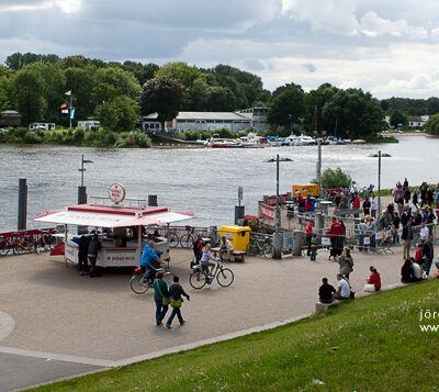 13. Haake Beck BadeinselRegatta 2012 –  Pack die Badeinsel ein! (Badeinsellauf, Rennen, Zieleinlauf und Siegerehrung) – Foto 3