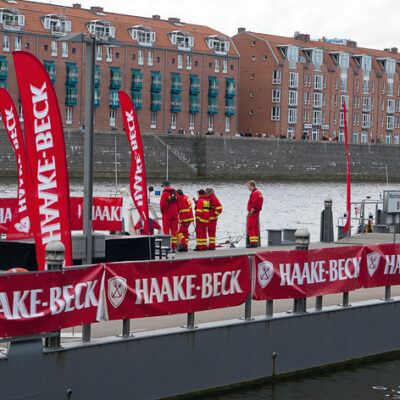 13. Haake Beck BadeinselRegatta 2012 –  Pack die Badeinsel ein! (Badeinsellauf, Rennen, Zieleinlauf und Siegerehrung) – Foto 4