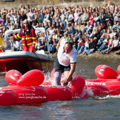 13. Haake Beck BadeinselRegatta 2012 –  Pack die Badeinsel ein! (Badeinsellauf, Rennen, Zieleinlauf und Siegerehrung) – Foto 12