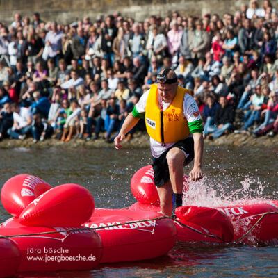 13. Haake Beck BadeinselRegatta 2012 –  Pack die Badeinsel ein! (Badeinsellauf, Rennen, Zieleinlauf und Siegerehrung) – Foto 14
