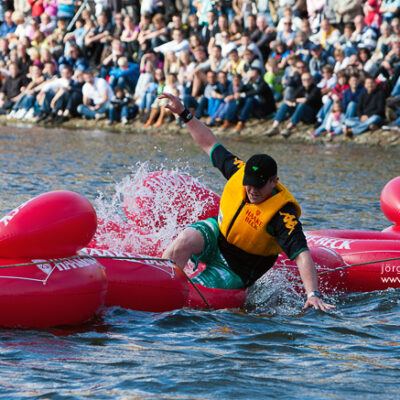 13. Haake Beck BadeinselRegatta 2012 –  Pack die Badeinsel ein! (Badeinsellauf, Rennen, Zieleinlauf und Siegerehrung) – Foto 15