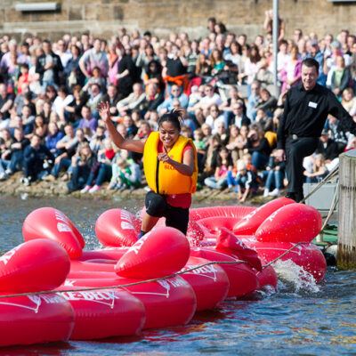 13. Haake Beck BadeinselRegatta 2012 –  Pack die Badeinsel ein! (Badeinsellauf, Rennen, Zieleinlauf und Siegerehrung) – Foto 16