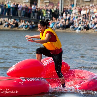 13. Haake Beck BadeinselRegatta 2012 –  Pack die Badeinsel ein! (Badeinsellauf, Rennen, Zieleinlauf und Siegerehrung) – Foto 17