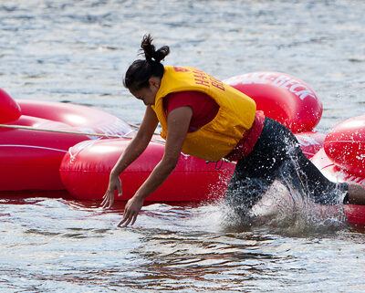 13. Haake Beck BadeinselRegatta 2012 –  Pack die Badeinsel ein! (Badeinsellauf, Rennen, Zieleinlauf und Siegerehrung) – Foto 18