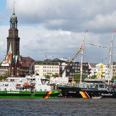 823. Hafengeburtstag Hamburg (Landungsbrücken, Schlepperballett) – 12.05.2012 – Foto 15