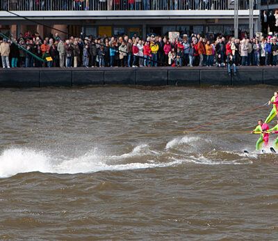 823. Hafengeburtstag Hamburg (Landungsbrücken, Schlepperballett) – 12.05.2012 – Foto 22