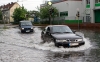 PKW bzw. Autos fahren durch 40cm tiefes Wasser bei Unwetter