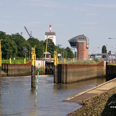 Weserarche – 100 Tonnen Holz Floß über Bremen Weser – Foto 1