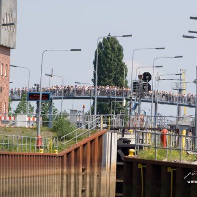 Weserarche – 100 Tonnen Holz Floß über Bremen Weser – Foto 3