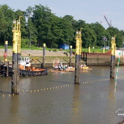 Weserarche – 100 Tonnen Holz Floß über Bremen Weser – Foto 4