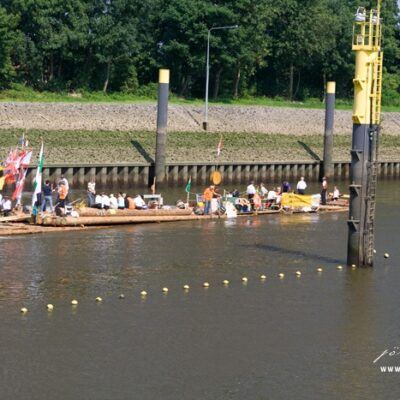 Weserarche – 100 Tonnen Holz Floß über Bremen Weser – Foto 5