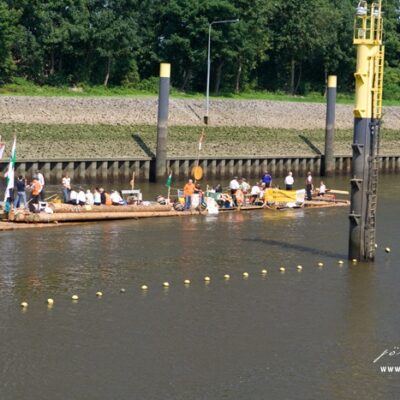 Weserarche – 100 Tonnen Holz Floß über Bremen Weser – Foto 6