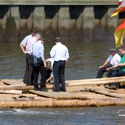 Weserarche – 100 Tonnen Holz Floß über Bremen Weser – Foto 7