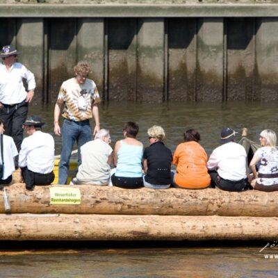 Weserarche – 100 Tonnen Holz Floß über Bremen Weser – Foto 10