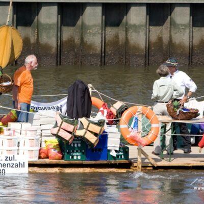 Weserarche – 100 Tonnen Holz Floß über Bremen Weser – Foto 13
