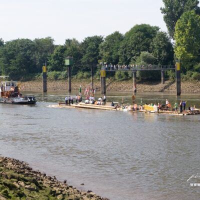 Weserarche – 100 Tonnen Holz Floß über Bremen Weser – Foto 19