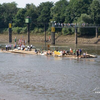 Weserarche – 100 Tonnen Holz Floß über Bremen Weser – Foto 20