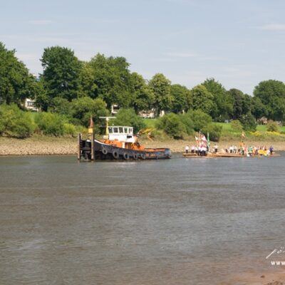 Weserarche – 100 Tonnen Holz Floß über Bremen Weser – Foto 24