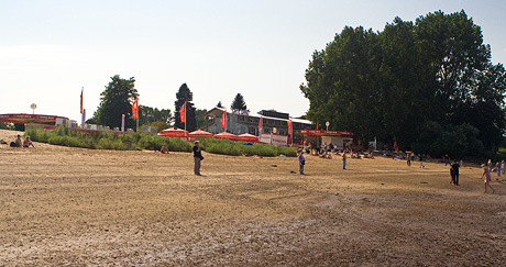 Sandstrand am Café Sand mit großen Fahnen von Haake Beck Bremen
